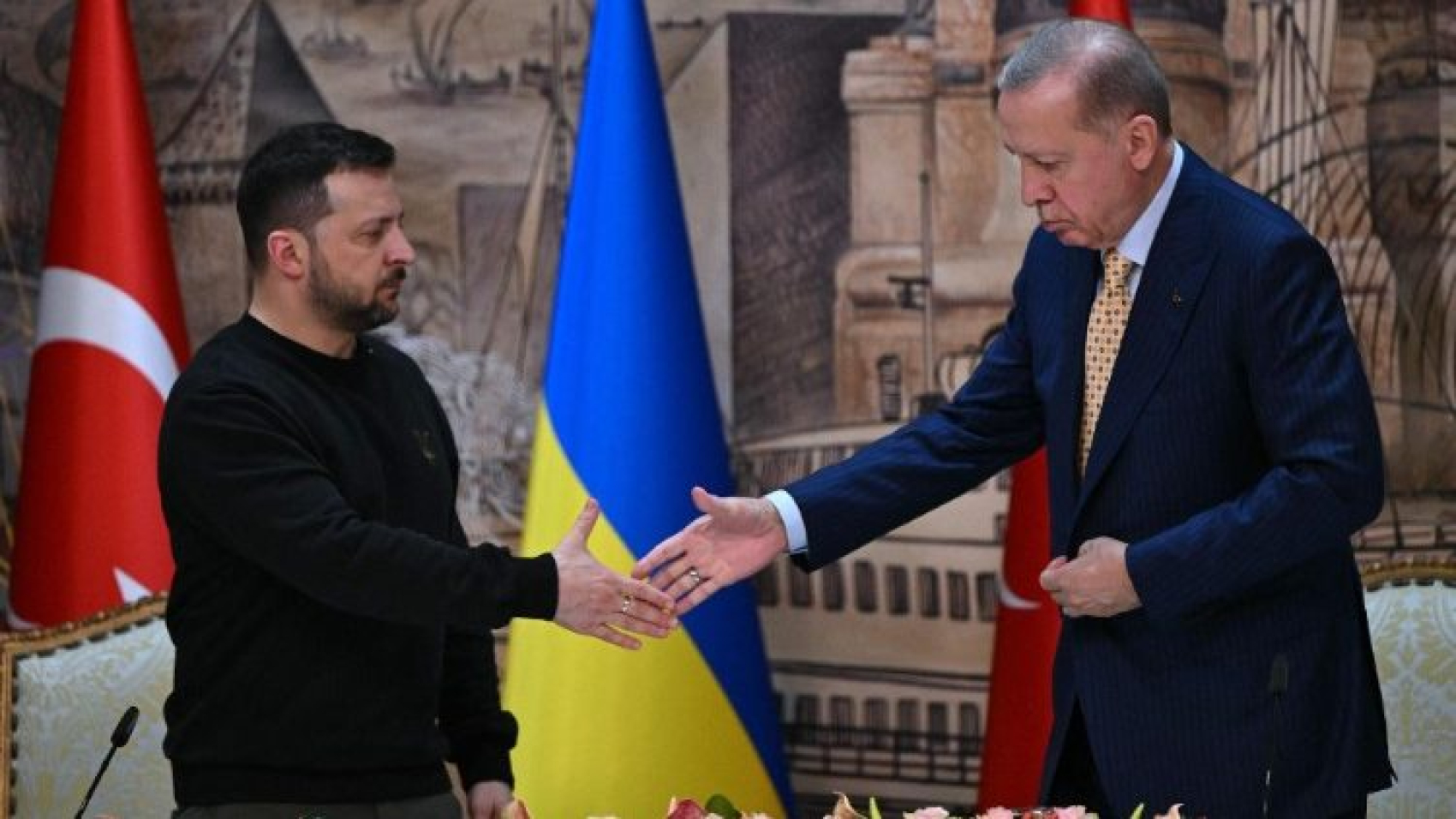 Ucrania, Zelensky firma en Estambul un acuerdo de defensa con Turquía