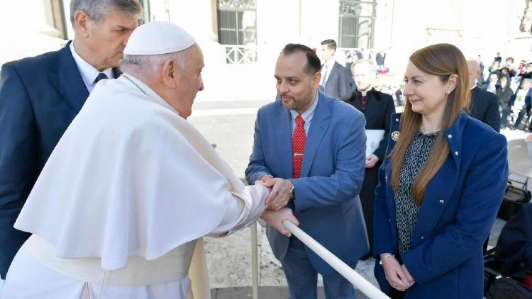 Arturo y Monika y el anuncio de boda confiado al Papa