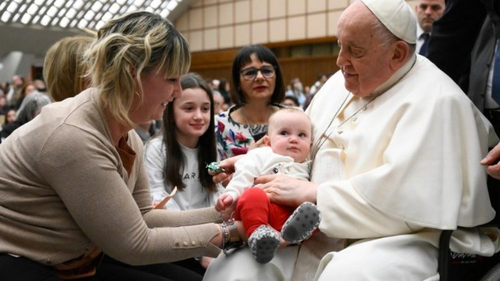 Francisco: Aún queda mucho por hacer para que se reconozca la igual dignidad de la mujer
