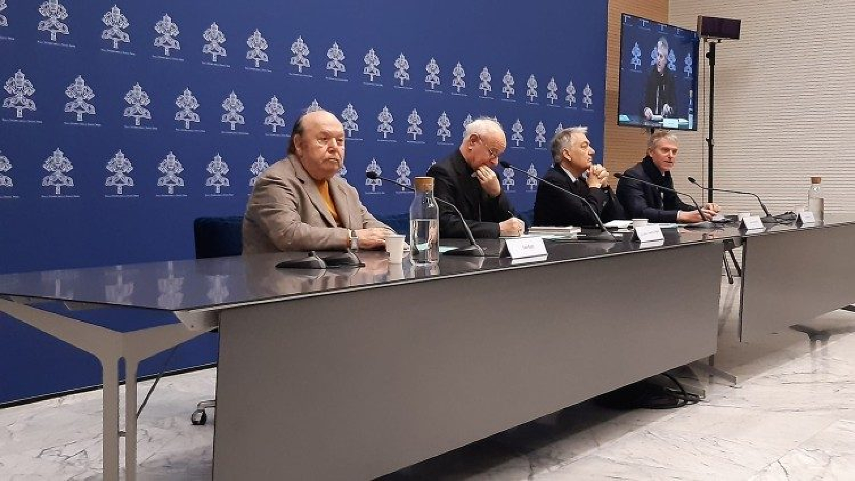 Abuelos y nietos junto al Papa con una caricia y una sonrisa