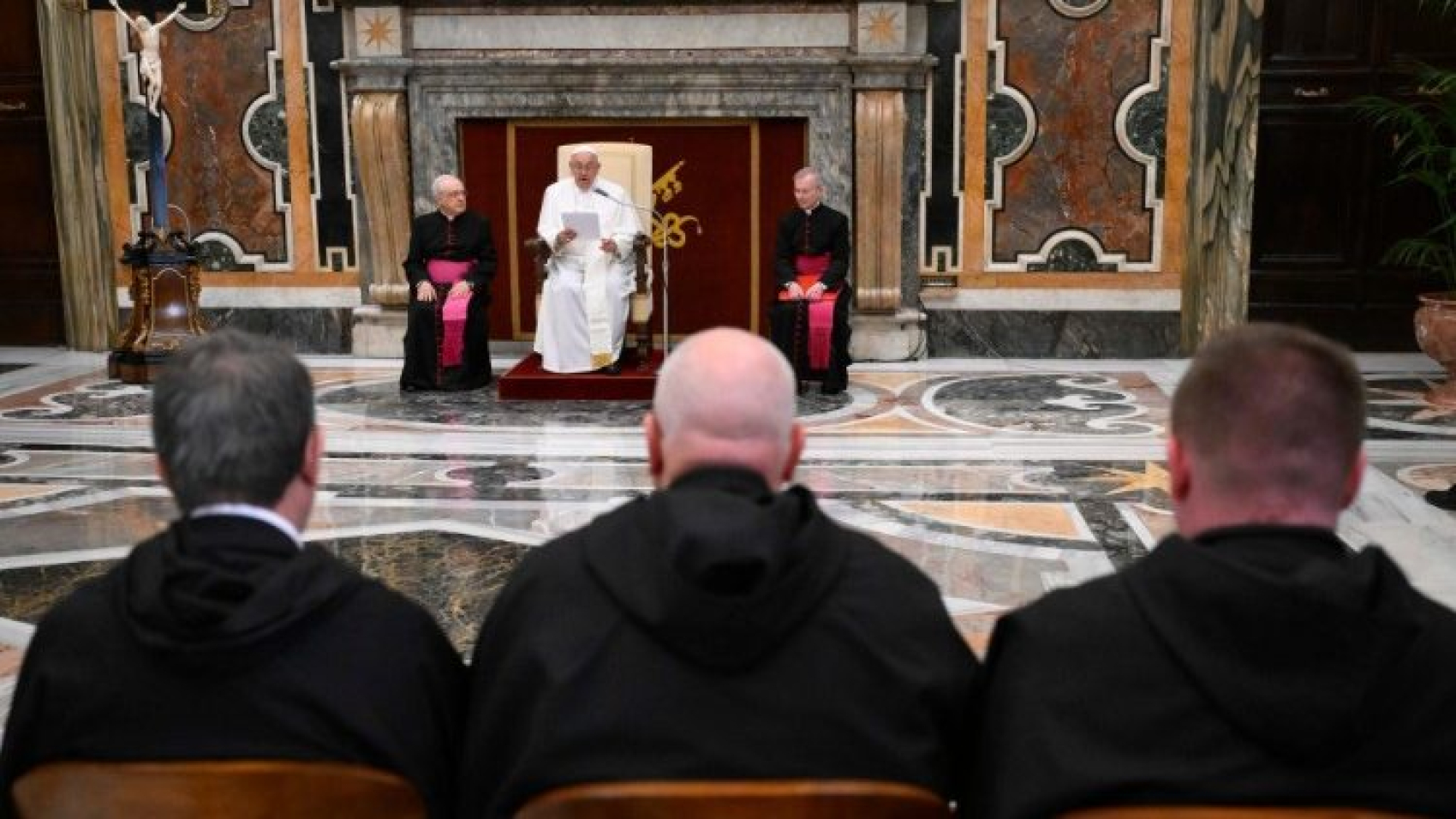 El Papa: Enseñar a los jóvenes a afrontar juntos los desafíos, sin dejarse aplastar