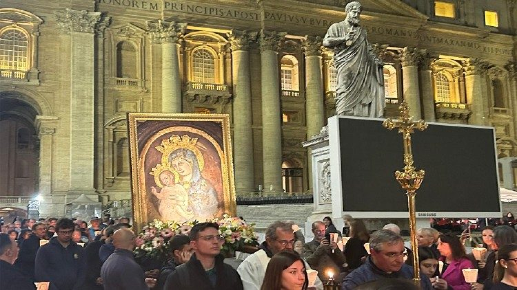 En la Plaza de San Pedro oración y procesión aux flambeaux por el mes mariano