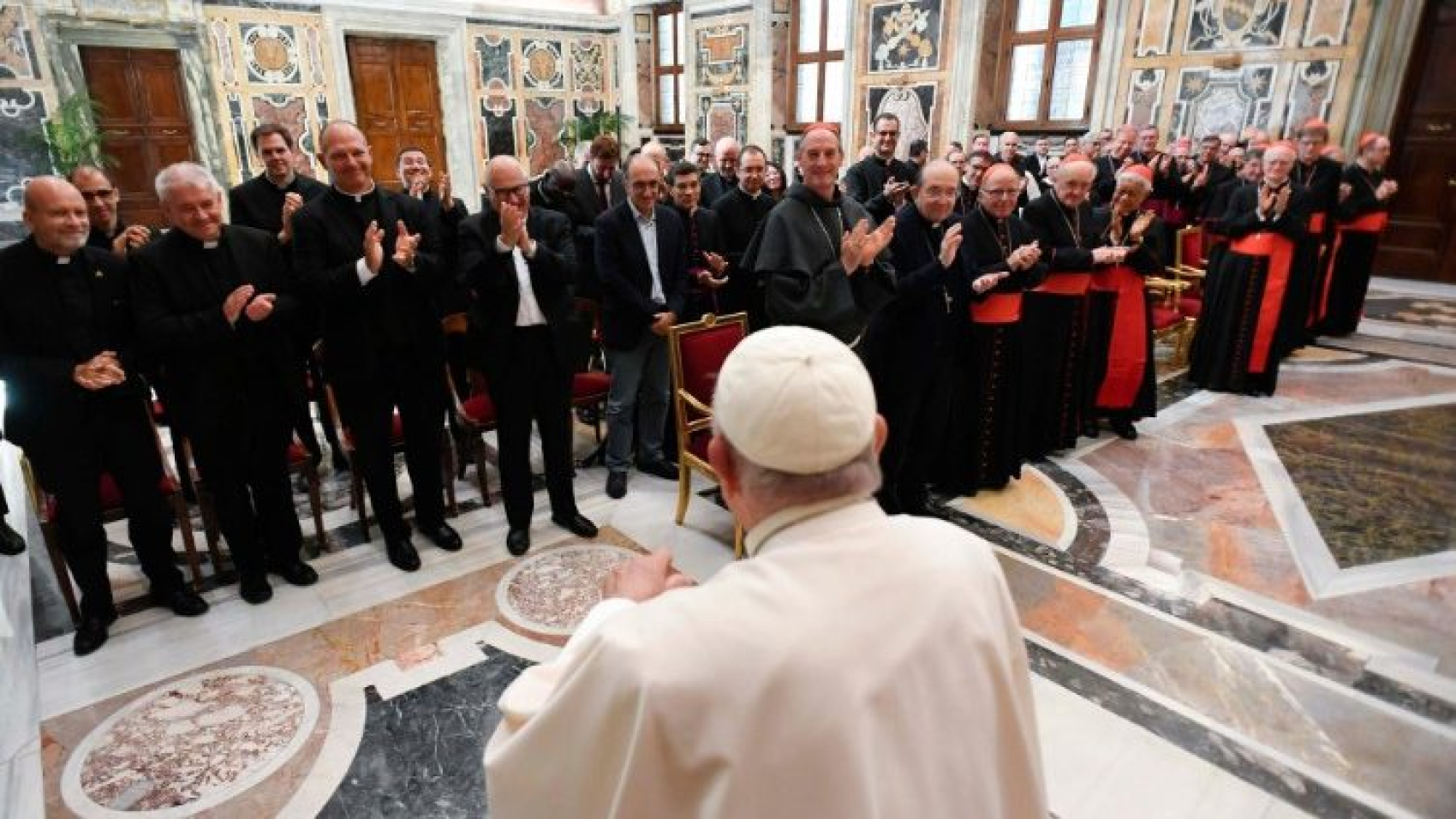 El sacerdote necesita una sólida red de relaciones fraternas