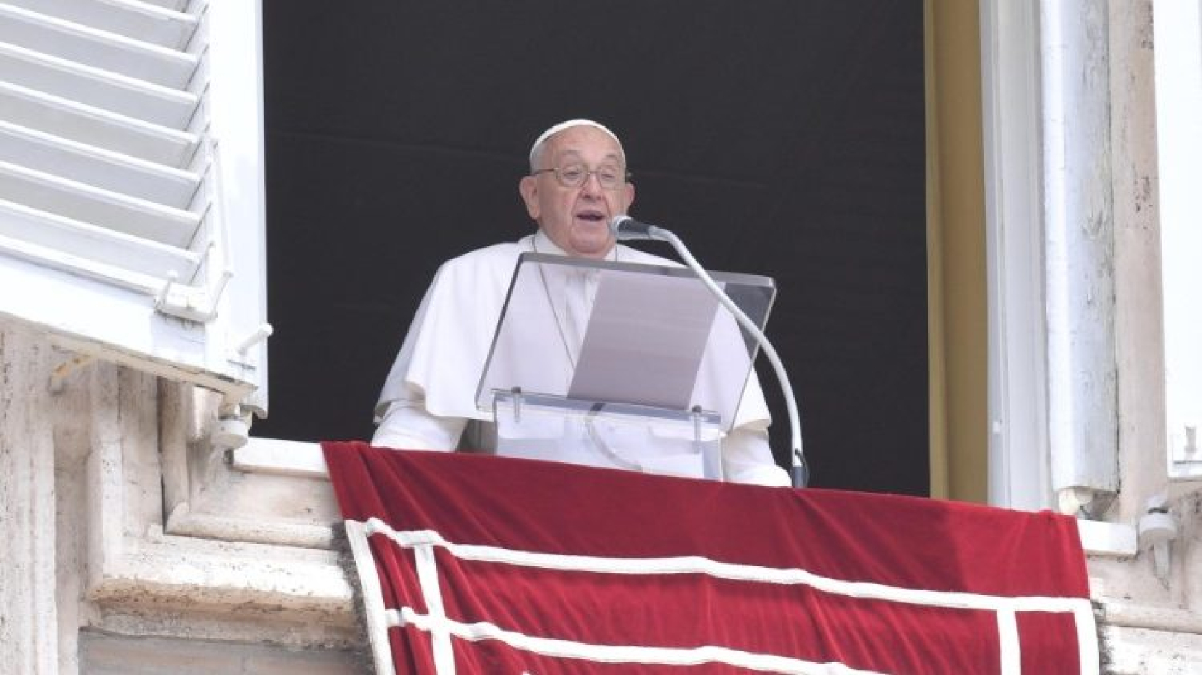 El Papa en el Ángelus: Que el amor gratuito de Dios nos llene y dilate el corazón