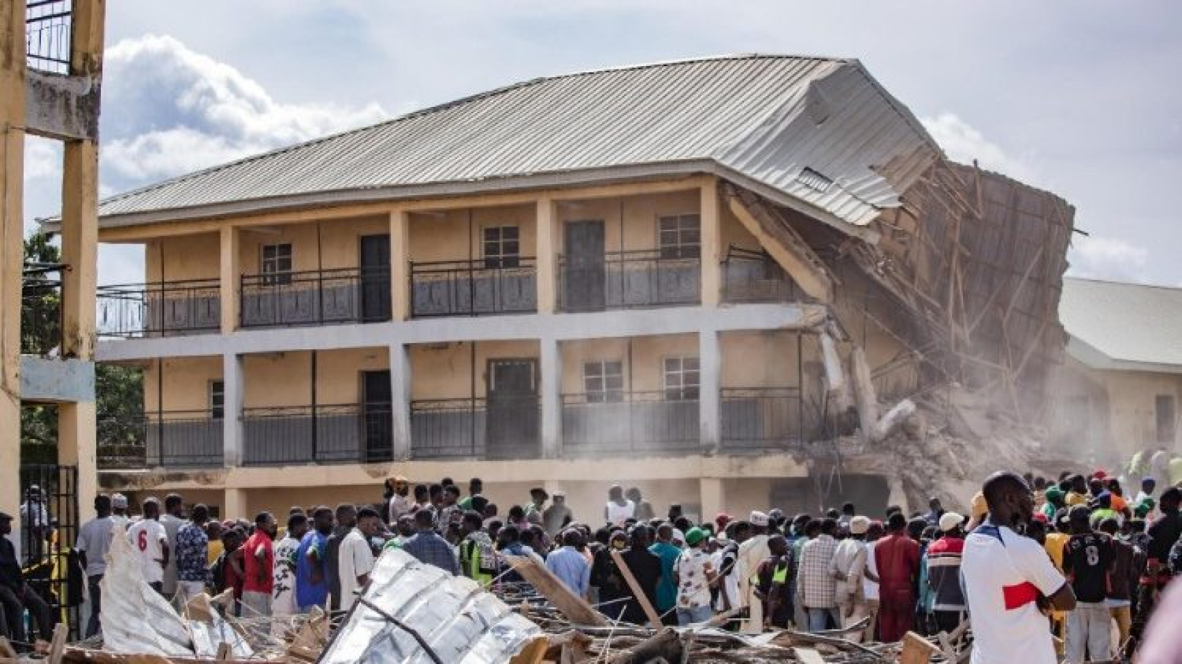 Nigeria: Masacre de estudiantes al derrumbarse un edificio escolar