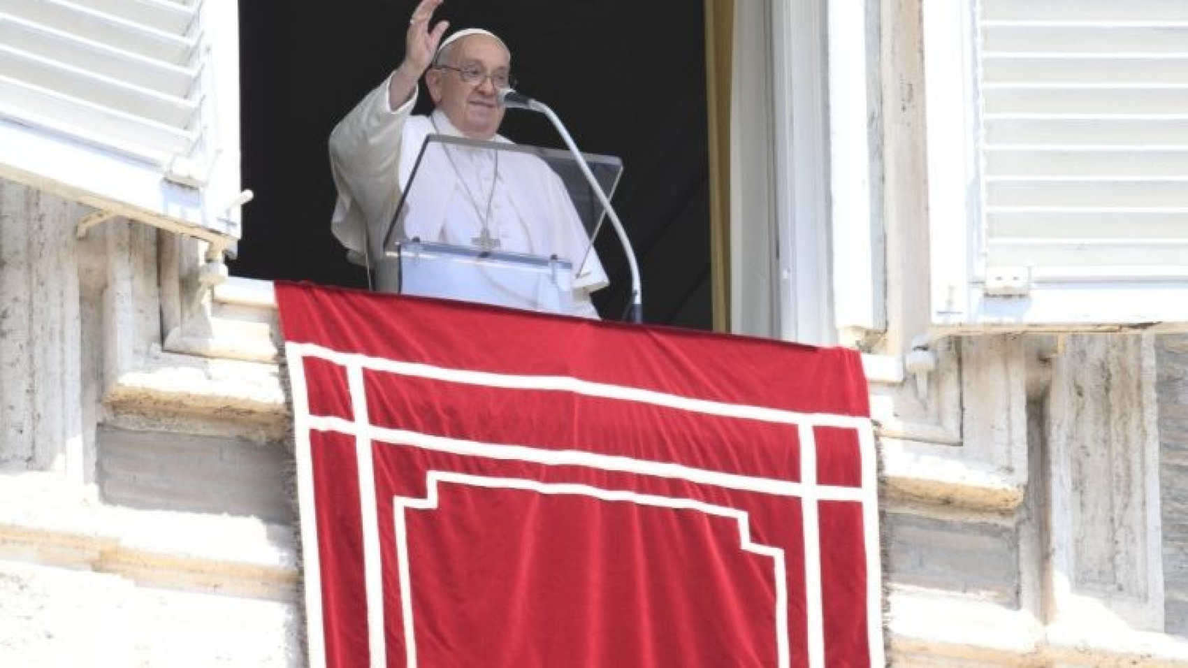 El Papa en el ángelus: Sólo la caridad puede llenar la vida, no las cosas materiales