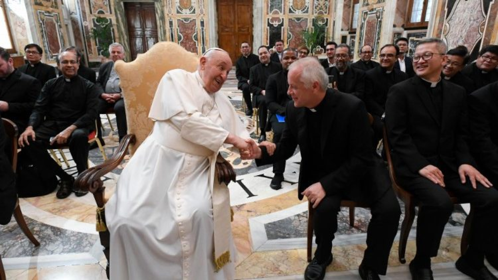 El Papa: Los jóvenes viven de exterioridad y consensos, atentos a su bien integral