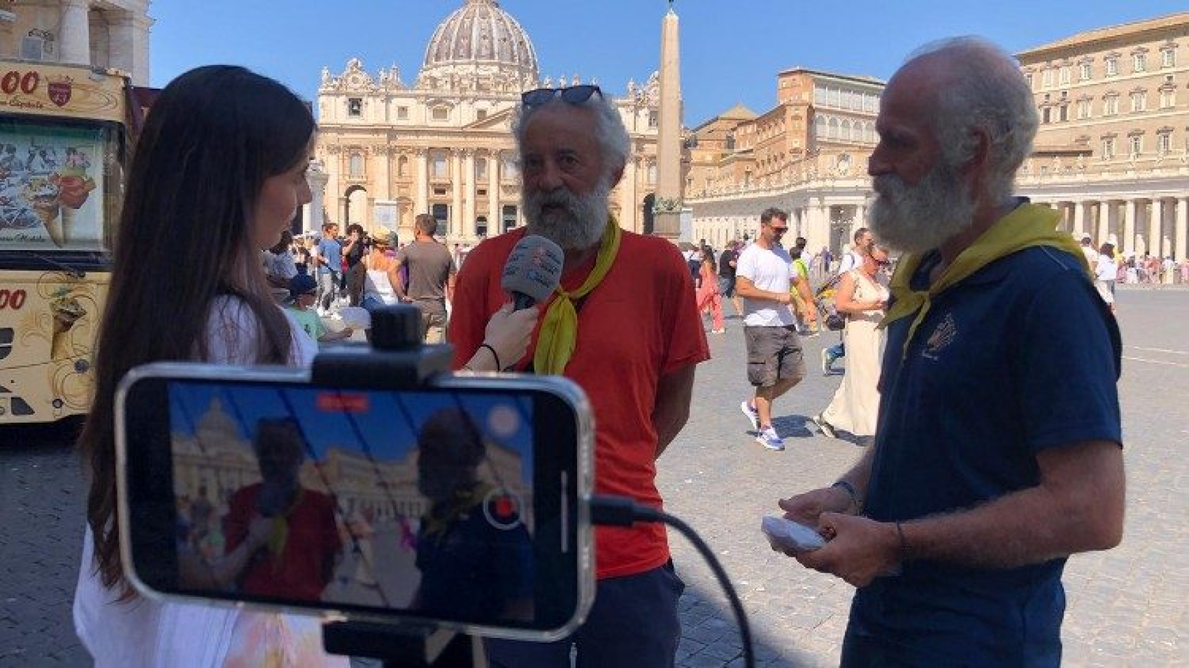"Los pequeños momentos te hacen muy feliz”: Peregrinos españoles llegan al Vaticano