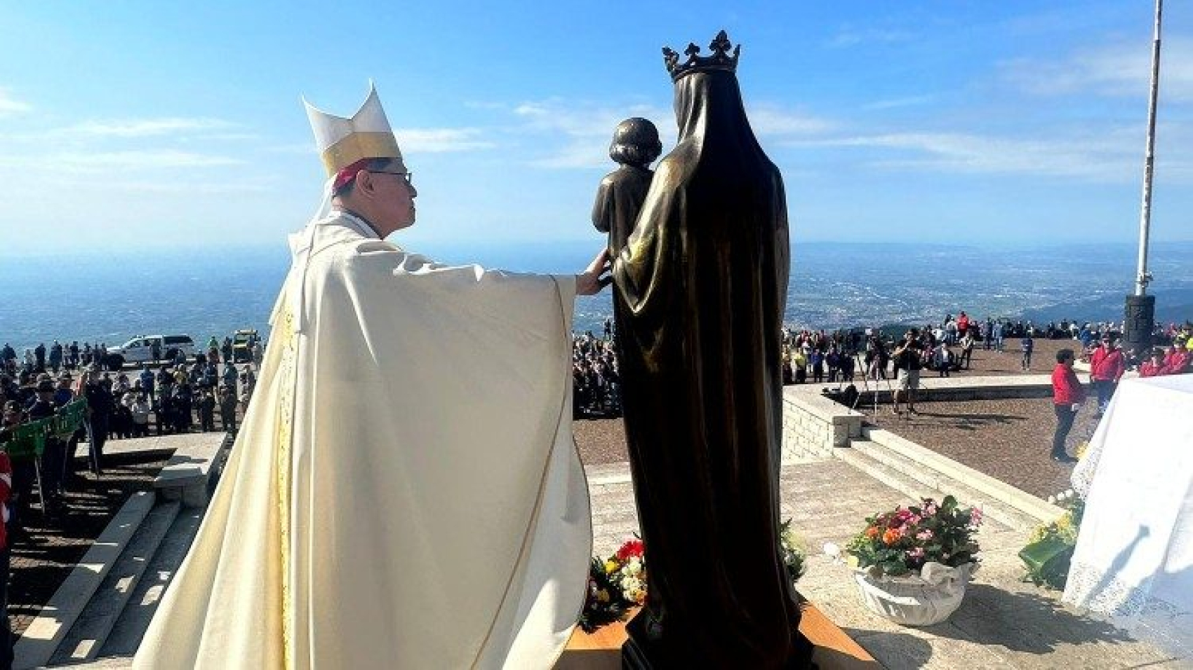 Tagle: Basta con las guerras, nacen de "apetitos" desviados de dominación y conquista