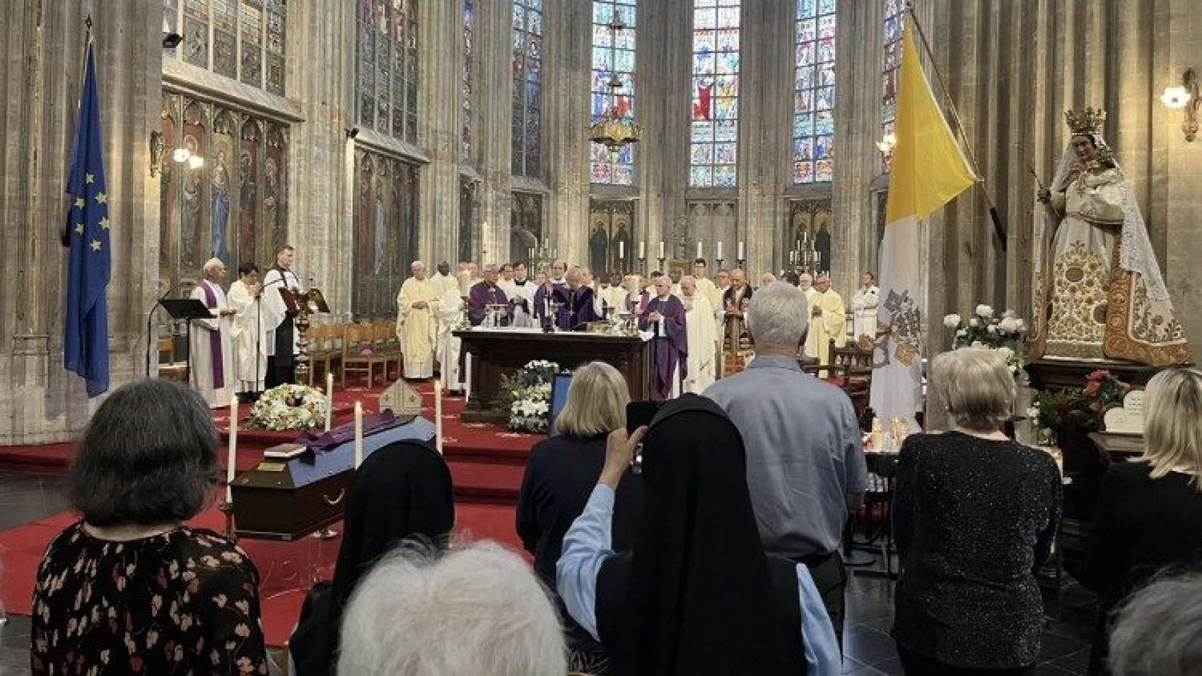 En el funeral del Nuncio Treanor, agradecimiento del Papa por su "devoto y fiel servicio"