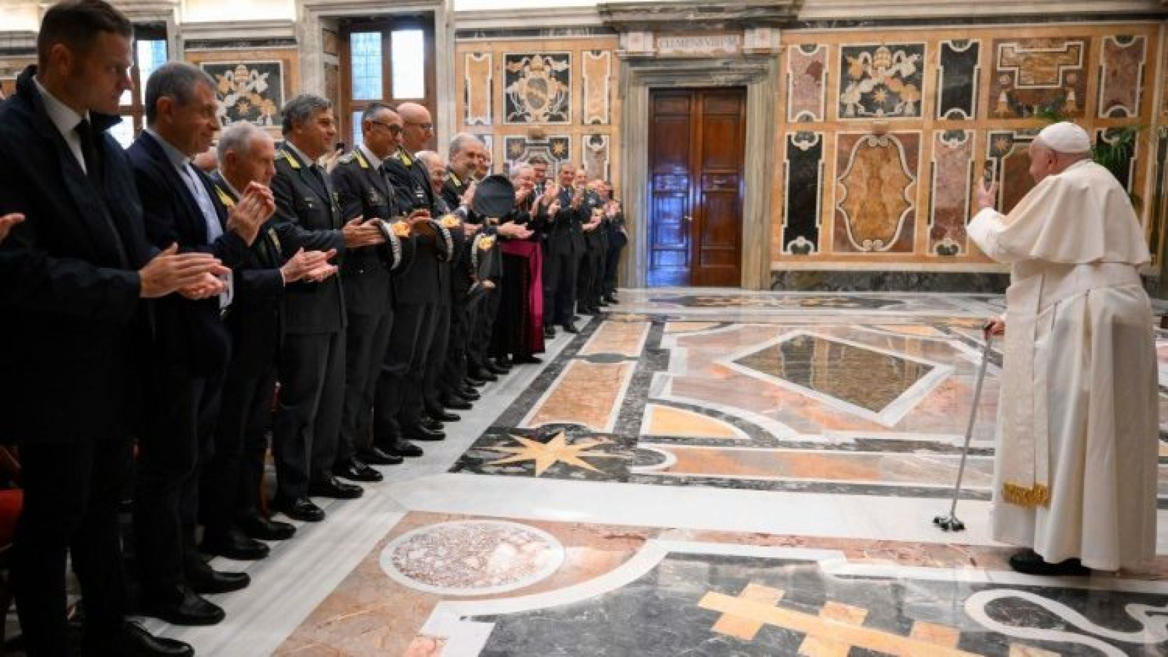 El Papa pide a la Guardia de Finanza construir "un nuevo humanismo"