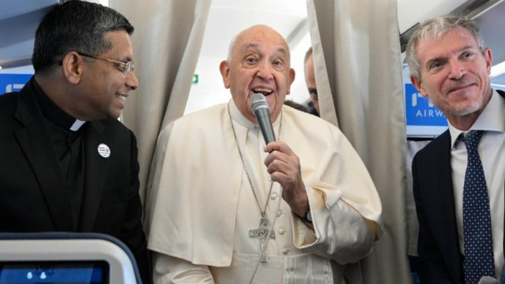 El Papa volando a Luxemburgo, agradece a los periodistas y las cartas de los emigrantes
