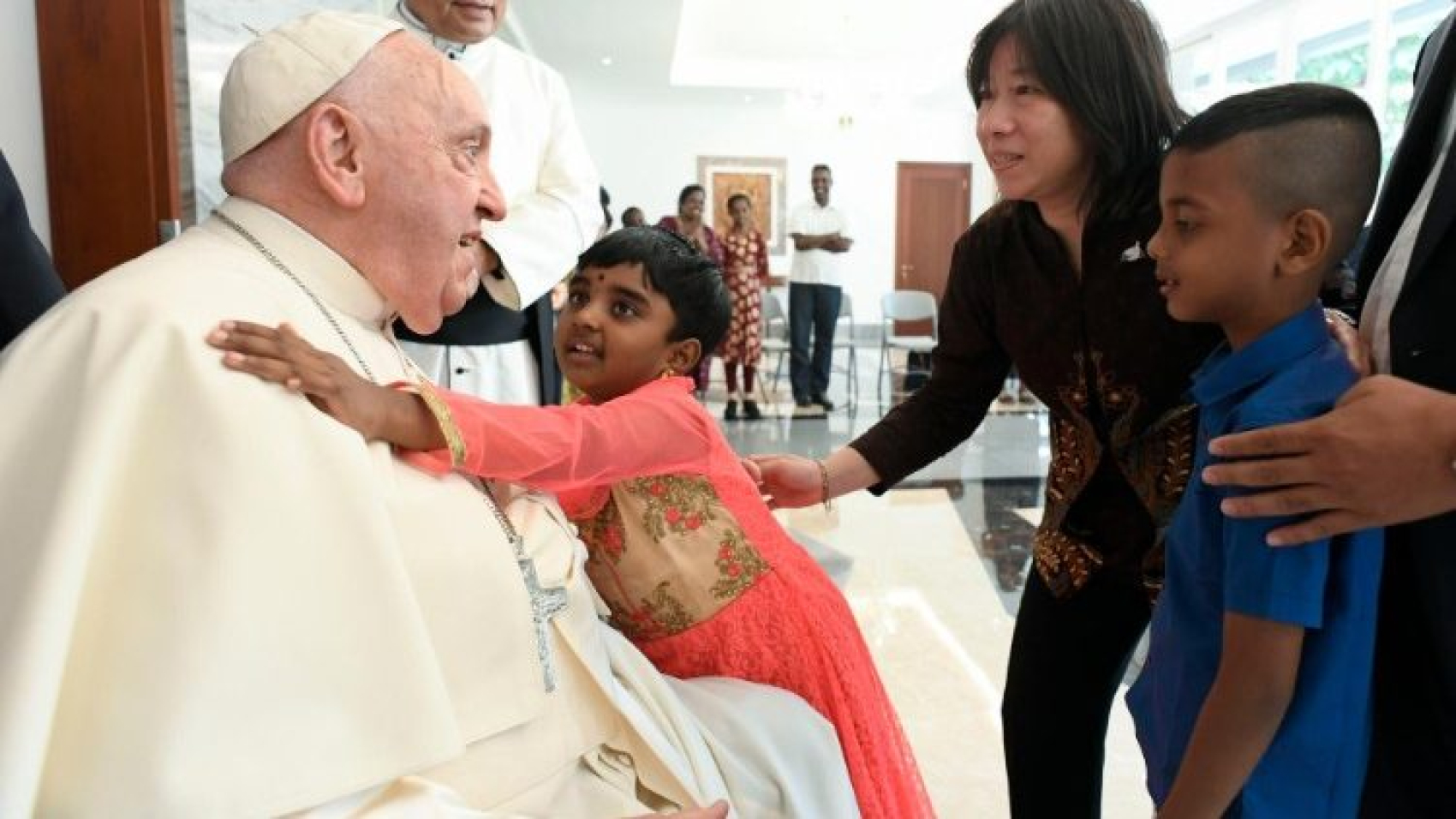 El Papa en Yakarta. Inicia su viaje abrazando a huérfanos, pobres y refugiados