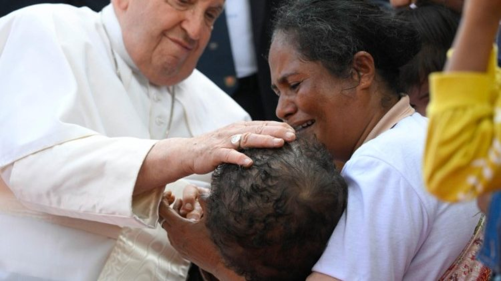 El Papa entre los niños discapacitados de Dili: "Son nuestros maestros, nos enseñan a cuidar"